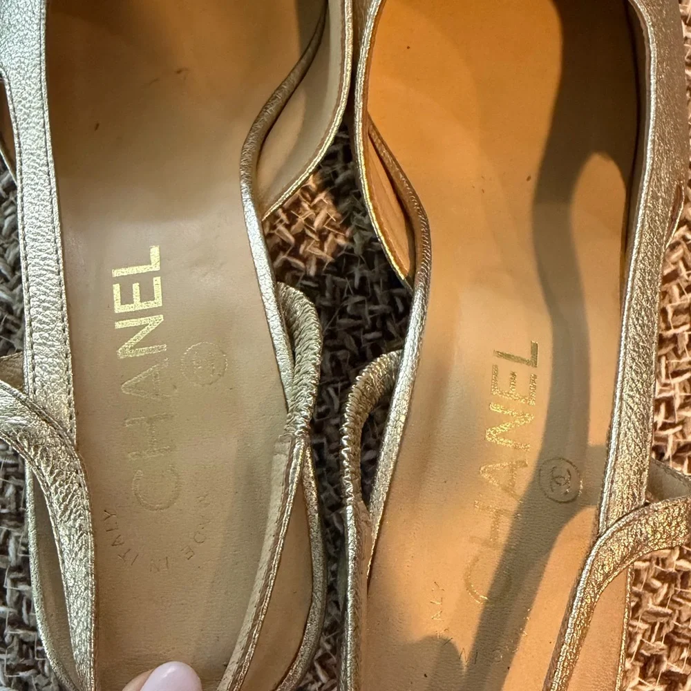 CHANEL Gold and Black Slingback Heels - Picture 4 of 7